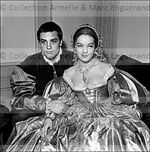 DOMMAGE QU ELLE SOIT UNE P
Auteur : FORD John
Adaptateur : BEAUNE Georges
Mise en scene : VISCONTI Luchino 
Orchestre : BEAUNE GEORGES 
Avec : 
DELON Alain
SCHNEIDER Romy
Lieu : Theatre de Paris
Ville : Paris
Le : 01 03 1961
 Marc Comte Collection Armelle et Marc Enguerand
